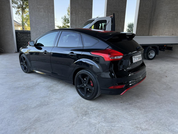 Ford Focus ST-Line Red Black